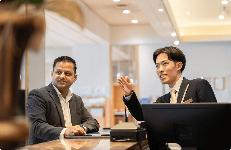 エントランスでの笑顔のご挨拶から、ご出発の際の「ありがとうございました」まで、一連の接客を担当します。