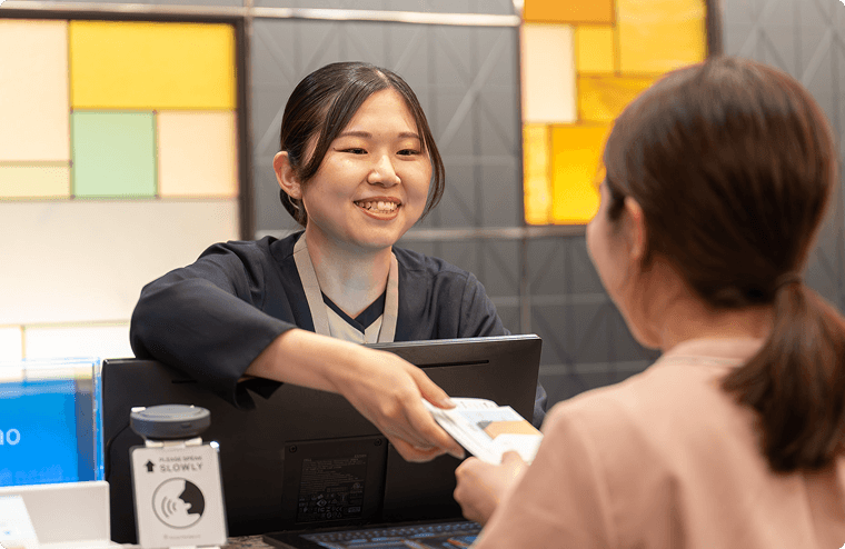 到着時にご予約内容を再確認し、専用端末でキーを発行・回収、正確な在室状況管理を行います。