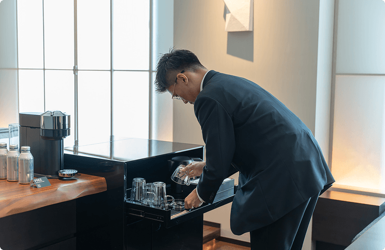 委託先による清掃が完了した部屋の最終チェックや、アメニティの補充を行います。