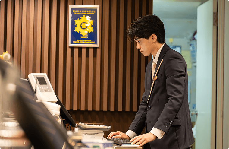 到着時にご予約内容を再確認し、専用端末でキーを発行・回収、正確な在室状況管理を行います。