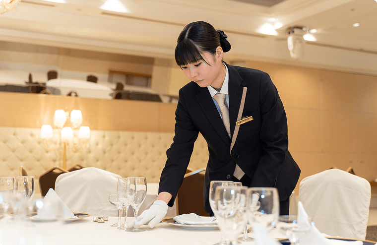 当日の出勤時に宴会請書の内容を確認し、クロスや装花の配置、椅子・テーブルの配置、音響・映像機器の動作確認を行います。