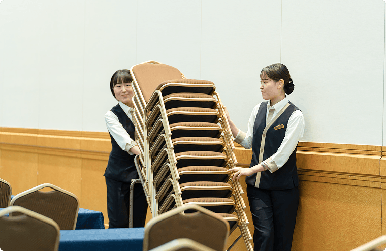 クロス類や飲料等の在庫を確認しながら会場の片付けを行い、次回の宴会に向けた設営準備を進めます。