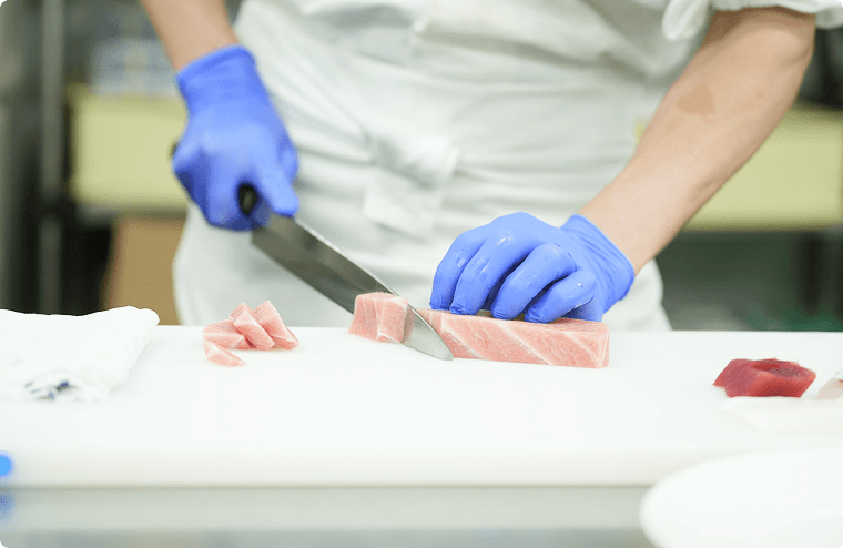 宴会向けの調理業務を行います。20名～400名のコース料理やビュッフェ料理に対応しており、万全な衛生管理のもと大量調理を行います。ポジションごとに担当を分けて対応する分業体制です。