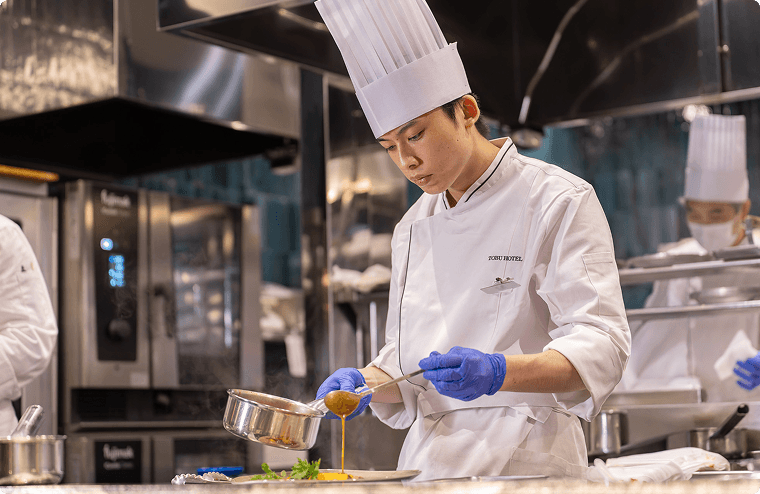 レストランでの調理業務を行います。分業体制ではなく、裏で様々なポジションを兼任し仕込みを行います。仕上げはオープンキッチンでお客様の目の前で完成させます。