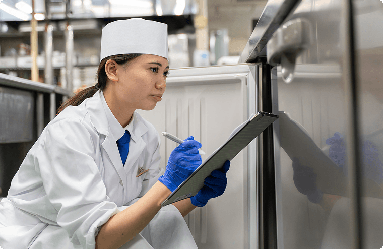 食材の原価計算を行い、適切な仕入れ量・在庫量を維持します。食材ロスを減らし、コスト最適化や原価率の管理にも携わります。