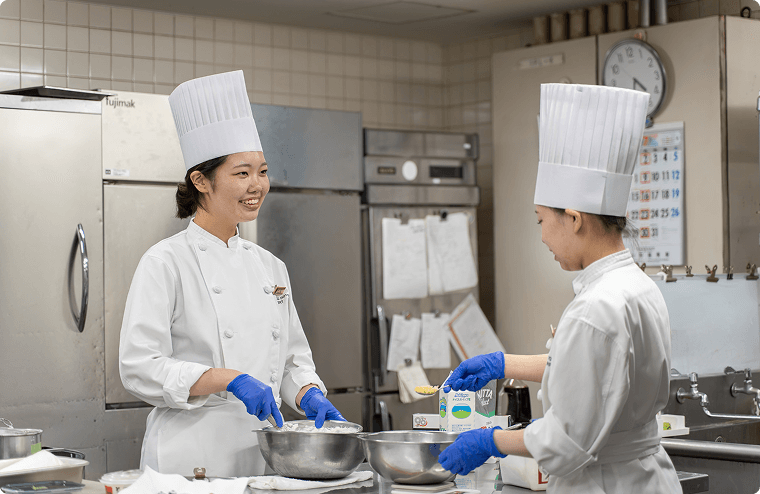 季節やイベントに合わせた新メニュー開発、既存商品のブラッシュアップを行います。試作・試食を重ね、商品力向上に努めます。