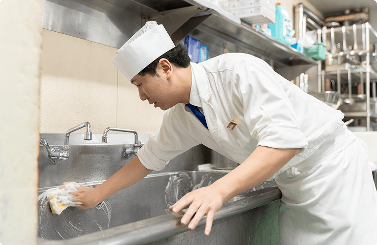 HACCP基準に沿った衛生管理体制を整備し、食材・調理器具の衛生チェックや、厨房環境の清掃、食中毒予防の徹底を行います。衛生管理会社（外部）による衛生チェックに加えて、社内の衛生チェック（自主衛生検査）も実施し衛生・安全管理には徹底しています。