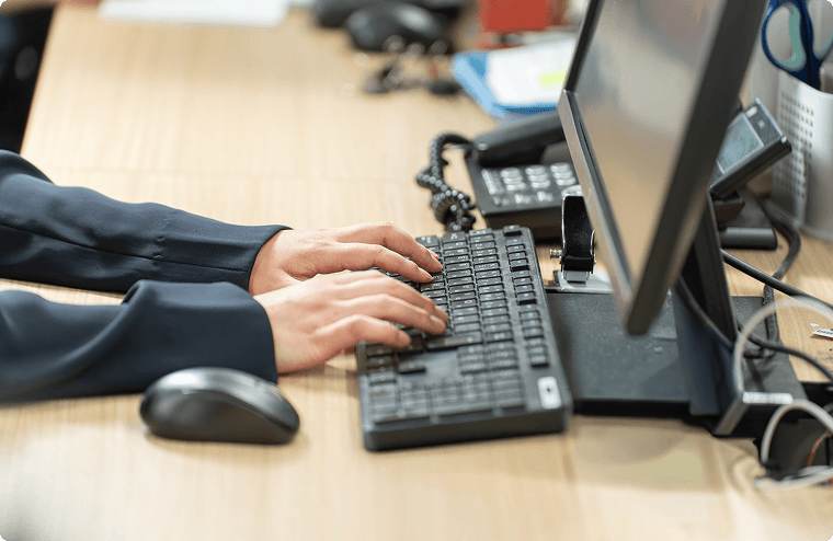 日々の売上や支払いデータを基幹システムに入力し、経費精算を行います。​