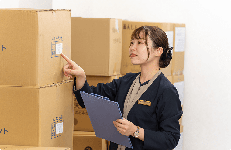 宿泊部門やレストラン部門で使用する食材・備品の発注や、​倉庫在庫を日次でチェックし、過不足のない発注計画を立てます。