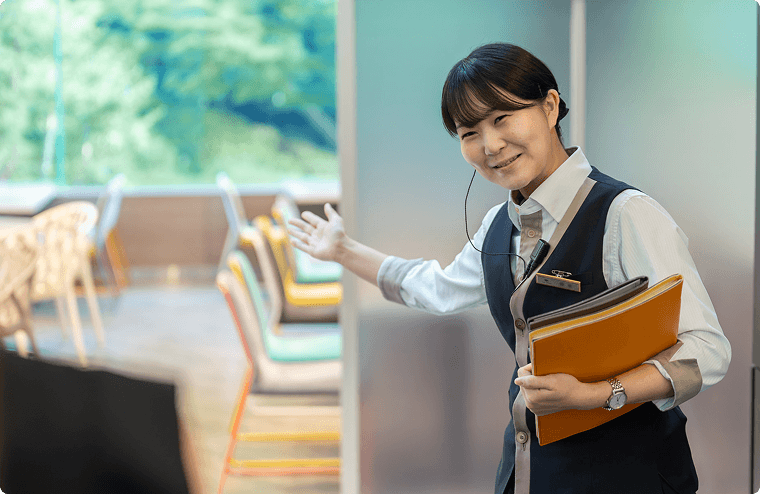 お客様をお迎えし、ご案内を行います。 料理内容のご説明や、料理やドリンクの提供、テーブル間のフォローを行います。