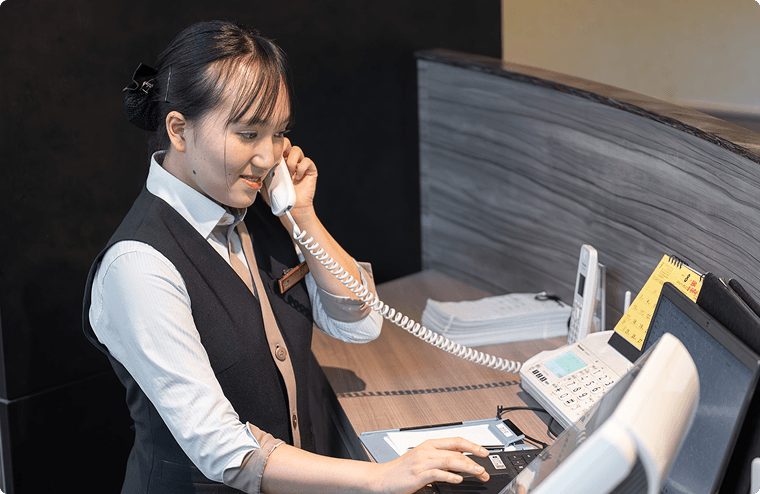 お客様からのお席の予約受付、料理・アレルギーやサービスに関するお問い合わせへの丁寧な対応を行います。