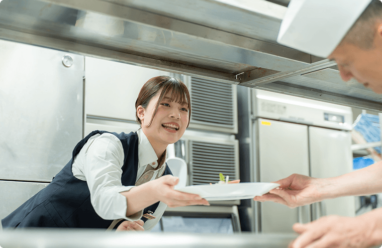 調理との連携はもちろん、フロントからのお問い合わせで宿泊のお客様をレストランにご案内したり、お部屋まで料理やケーキを運んだりします。