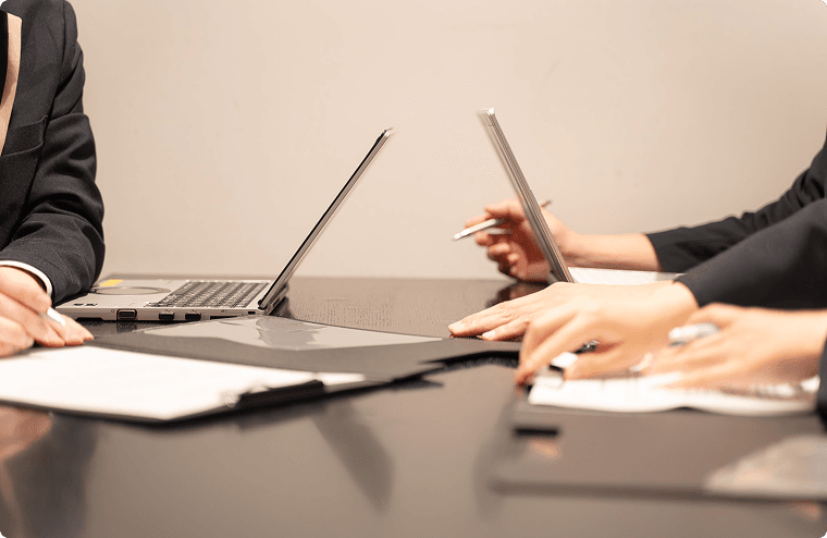 メールによる問い合わせ対応や、担当宴席の資料・見積書作成を行います。