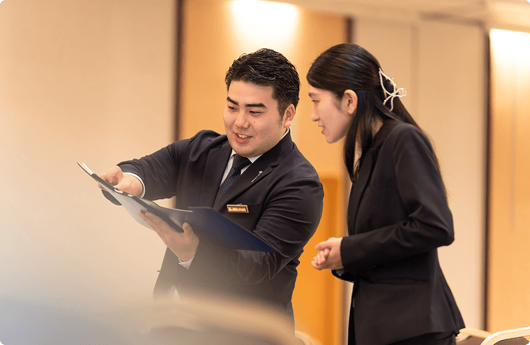 当日は進行表に沿ってレイアウトや演出の最終確認を行い、サービス部門と連携して円滑な進行をサポートします。