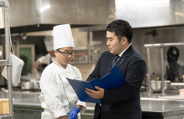 調理部門と具体的なプランの相談や、受注した懇親会などのプランについて、アレルギー対応やメニューの相談を行います。