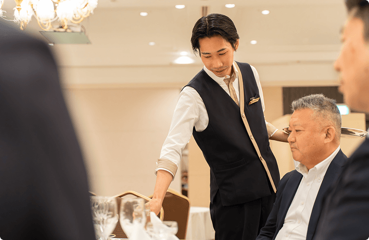 宴会開始前にゲストをお迎えし、会場内の進行管理や演出サポートを行い、細やかなホスピタリティでおもてなしします。
