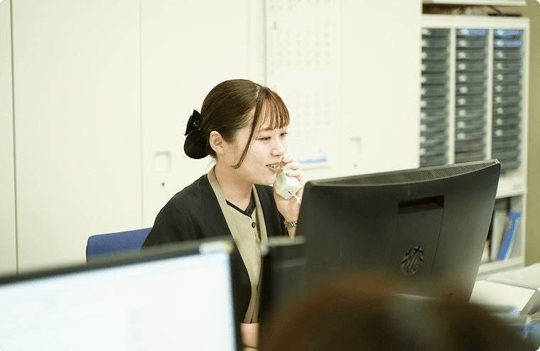 スタッフの就業データを集計し、給与計算や社内異動の手続きなどを行います。